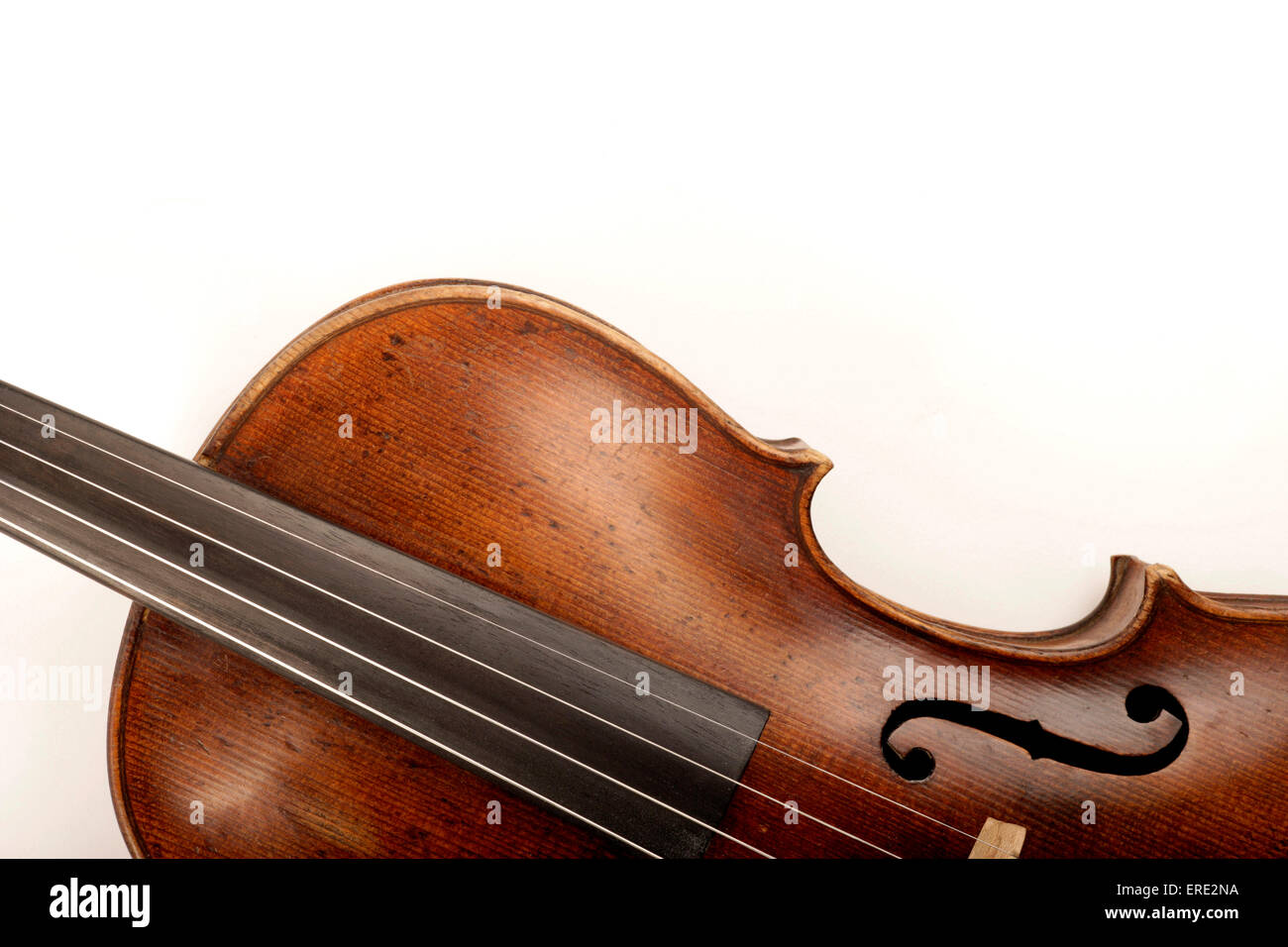 Le violon, instrument de détail montrant le trou f et cordes. Copie d'un instrument par Jacobus Stainer. Banque D'Images