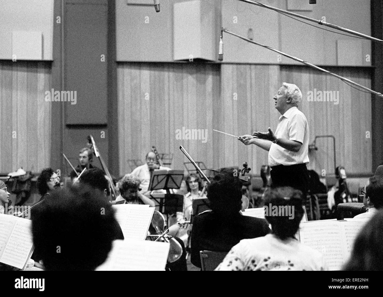 Sir Edward Heath, KG, MBE, (1916-2005) l'enregistrement avec l'Orchestre de chambre anglais à Abbey Road Studios, Londres, en 1977 Banque D'Images