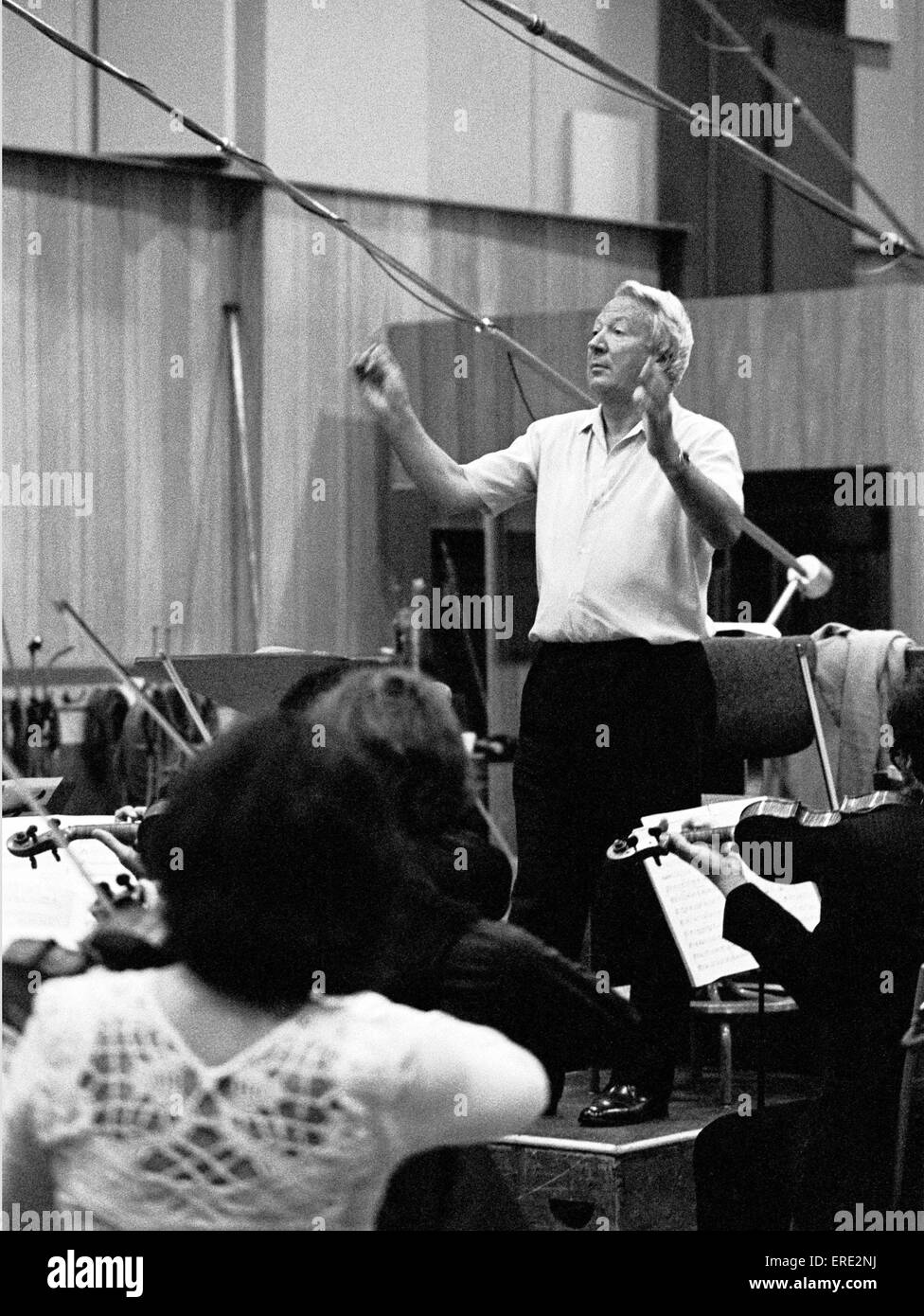 Sir Edward Heath, KG, MBE, (1916-2005) l'enregistrement avec l'Orchestre de chambre anglais à Abbey Road Studios, Londres, en 1977 Banque D'Images