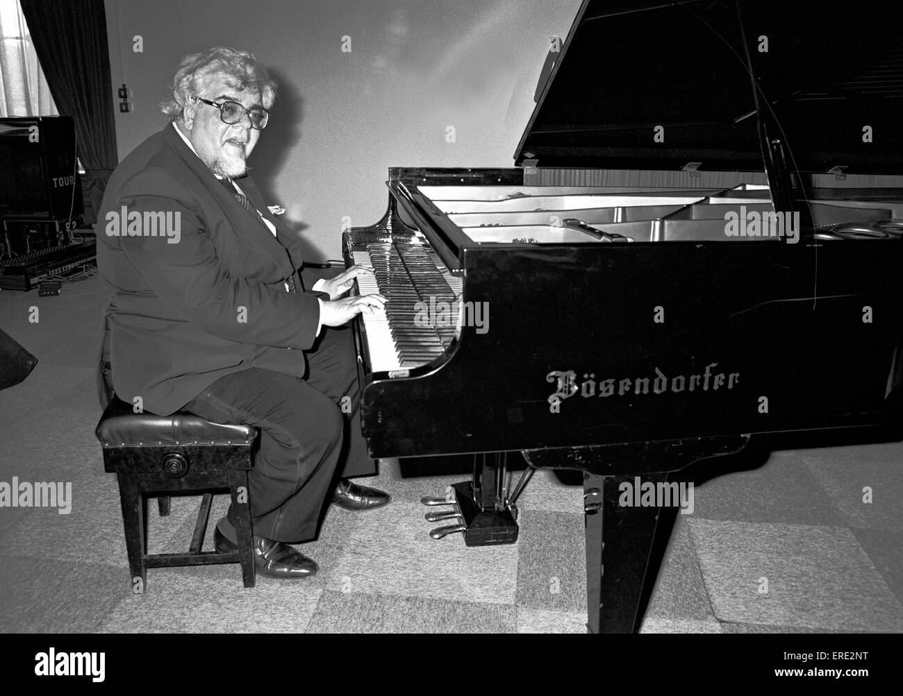 Le pianiste et compositeur anglais John Ogdon (1937-1989) au cours d'une représentation à la British Music Fair, Olympia, Londres en Banque D'Images