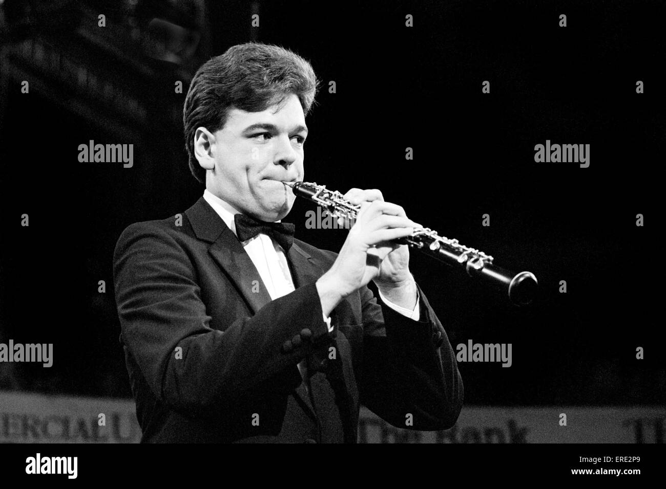 L'hautboïste et chef d'orchestre britannique Nicholas Daniel (b. 1962) l'exécution au Royal Albert Hall de Londres en 1984. Banque D'Images