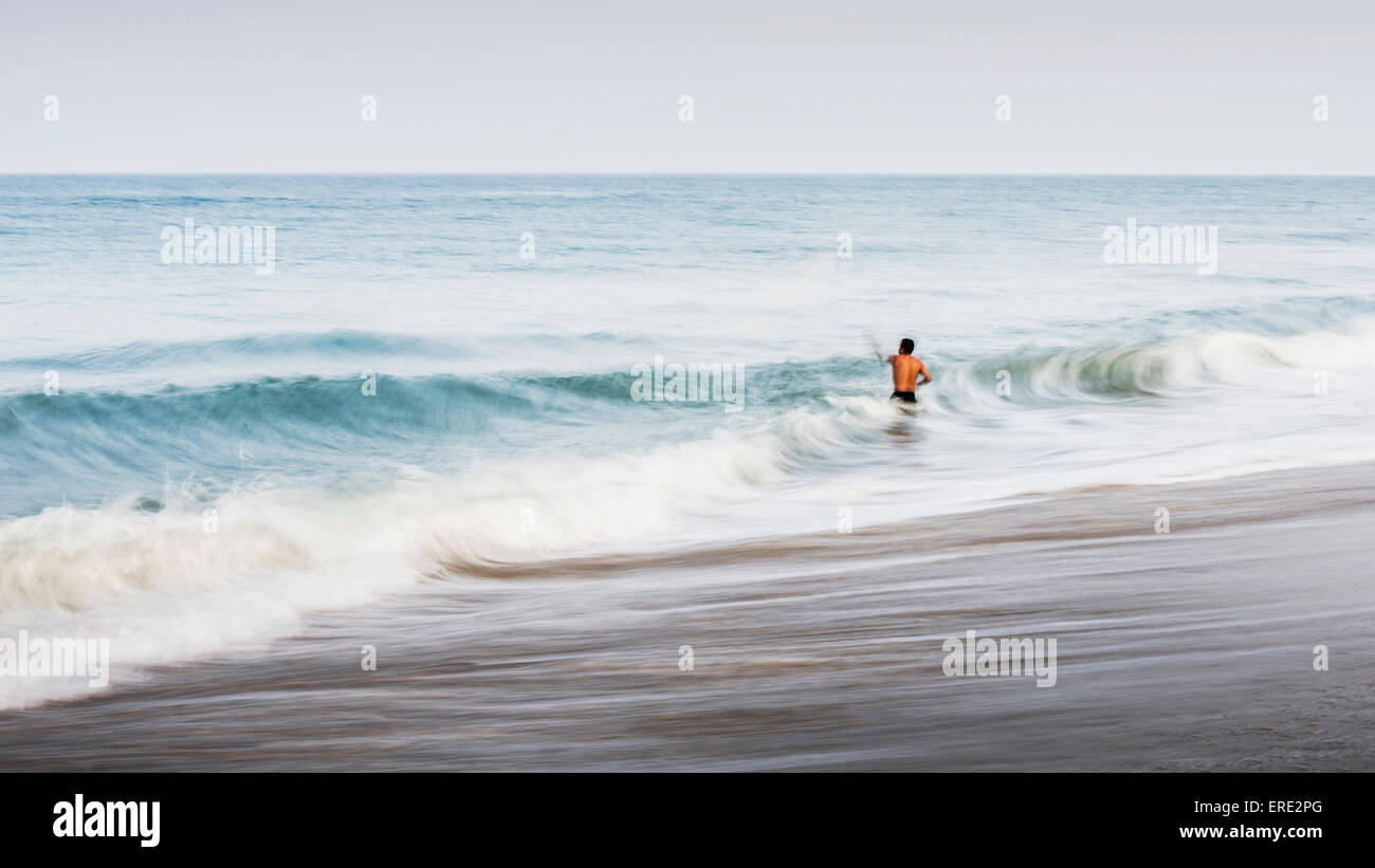 Homme natation dans les vagues Banque D'Images