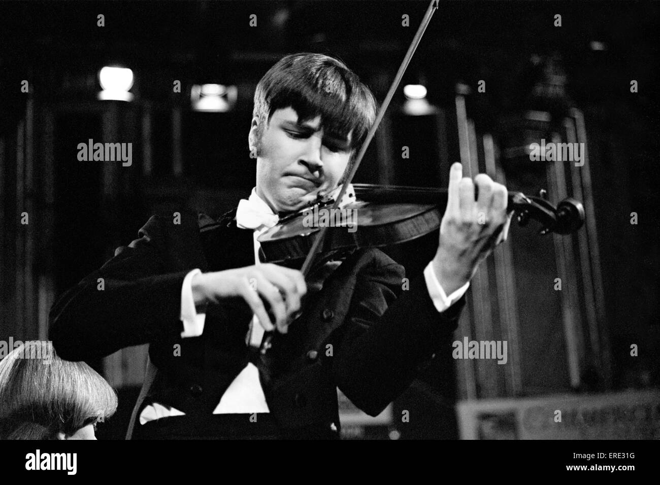 Violoniste et altiste anglais Nigel Kennedy (b. 1956) d'effectuer dans les écoles Prom, Royal Albert Hall, Londres en 1982 Banque D'Images
