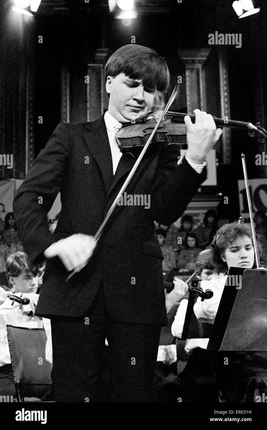 Violoniste et altiste anglais Nigel Kennedy (b. 1956) d'effectuer dans les écoles Prom, Royal Albert Hall, Londres en 1984 Banque D'Images