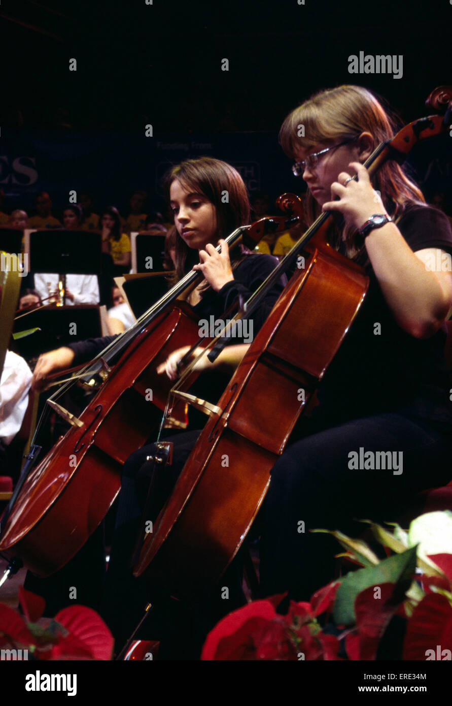 Les violoncellistes. Une partie de la section violoncelle d'un orchestre symphonique des jeunes, jouer au Royal Albert Hall de Londres dans le cadre de la Banque D'Images