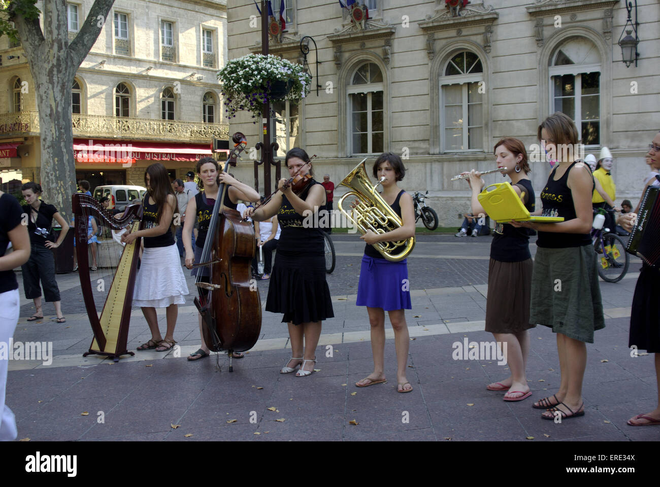 Un groupe de jeunes femmes musiciennes et chanteurs publicité leur concert à la place de l'hôtel de ville d'Avignon, dans le sud de la France, au cours de l'Assemblée deux semaines performing arts festival. Banque D'Images