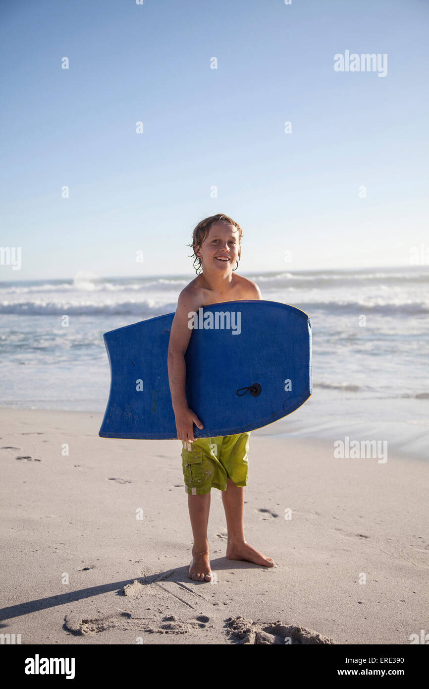 Portrait par l'exécution du boogie board on beach Banque D'Images