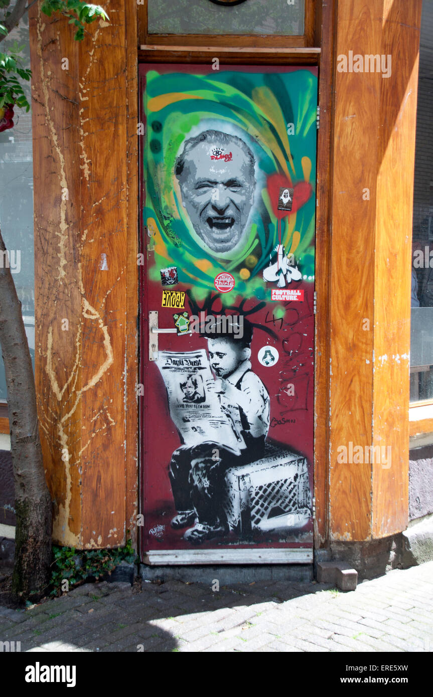Street art / Graffiti dans la rue côté porte à Amsterdam Banque D'Images