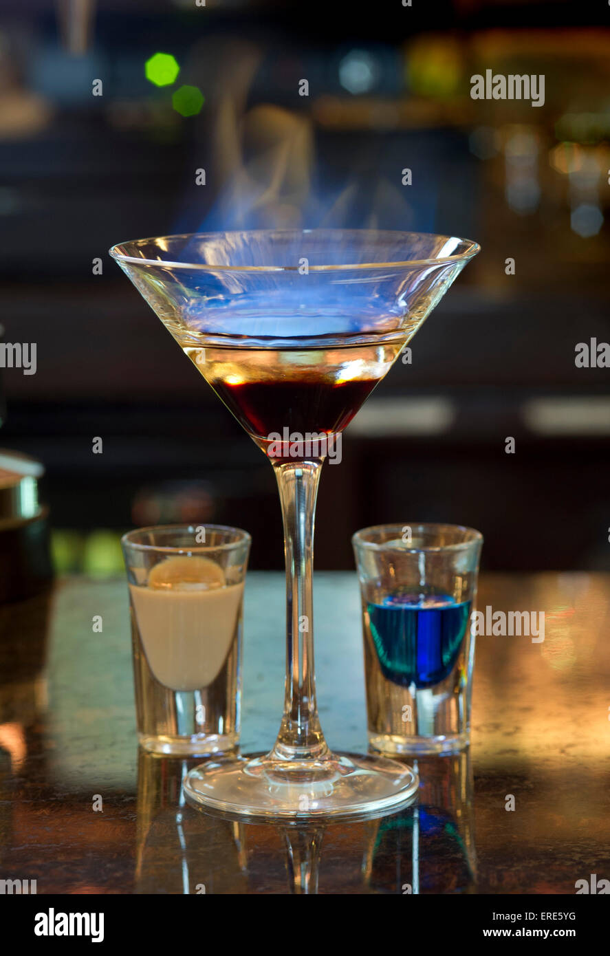 Un cocktail sur un bar top.Une boisson BRITANNIQUE Boissons alcoolisées l'alcool potable accueil loisirs hospitalité nocturne Banque D'Images