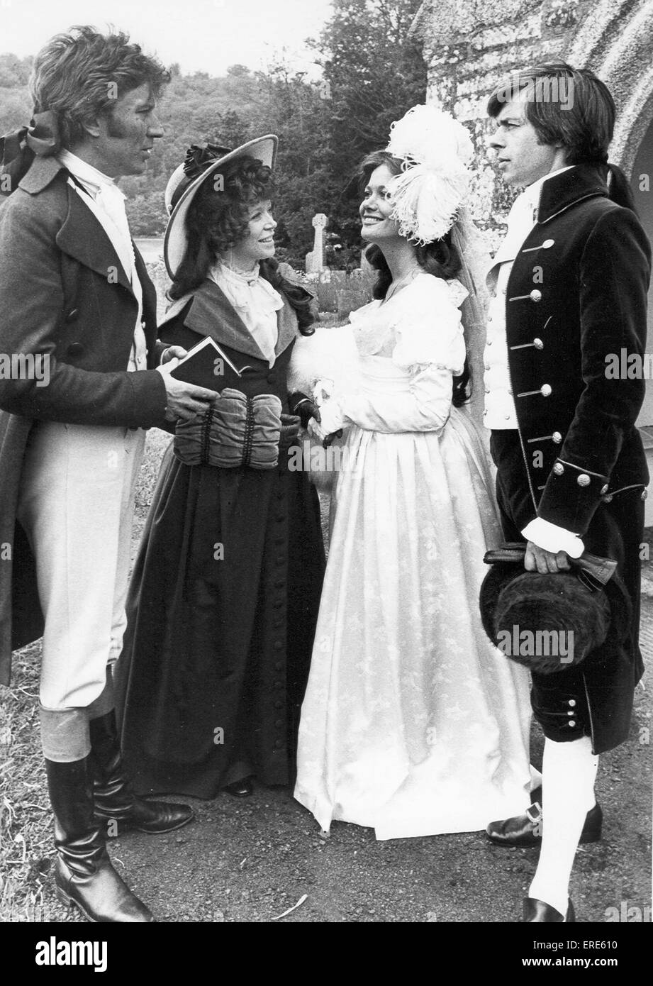 Une scène de mariage d'être filmé à St Winnows église près de Lostwithiel Cornwall, en 1977. À partir de la gauche, Robin Ellis que Ross Banque D'Images