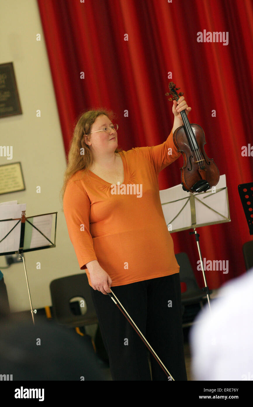 Professeur de violon dans une salle de classe Banque D'Images