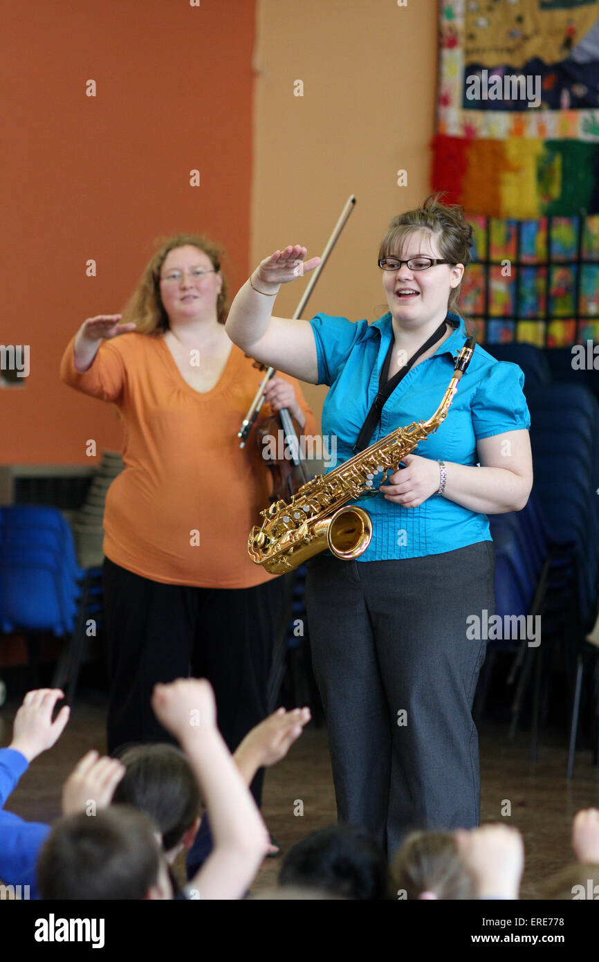 Professeur de musique dans une salle de classe de musique à l'atelier, le saxophone alto. Banque D'Images
