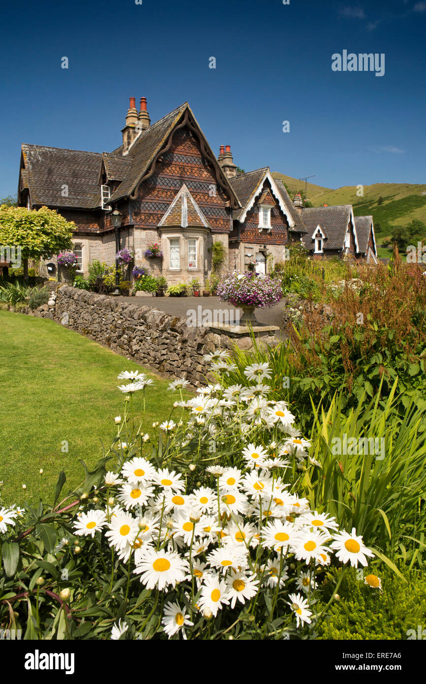 Royaume-uni, Angleterre, Staffordshire, Ilam, village de style suisse Ilam Hall estate maisons avec jardins fleuris Banque D'Images