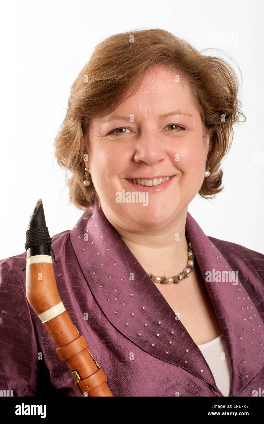 Jane Booth tenant une clarinette de basset, Early music instruments à vent en soliste, chef de l'historique du rendement, Guildhall School of Music Banque D'Images