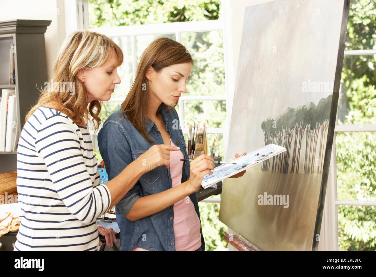 Élève de l'enseignement l'artiste féminin en Studio Banque D'Images