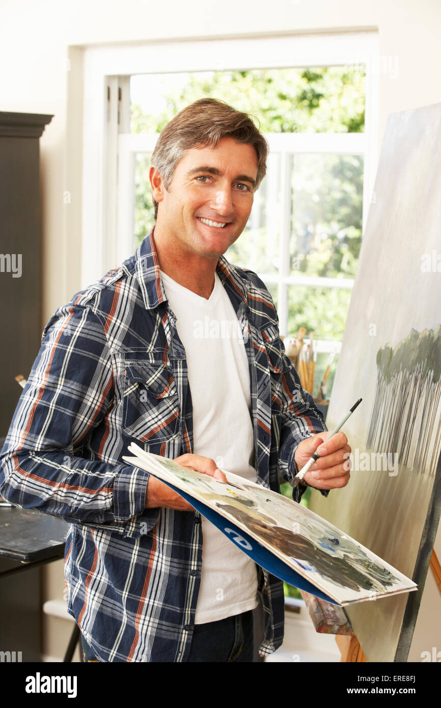 Groupe de travail sur la peinture de l'artiste masculin en studio Banque D'Images