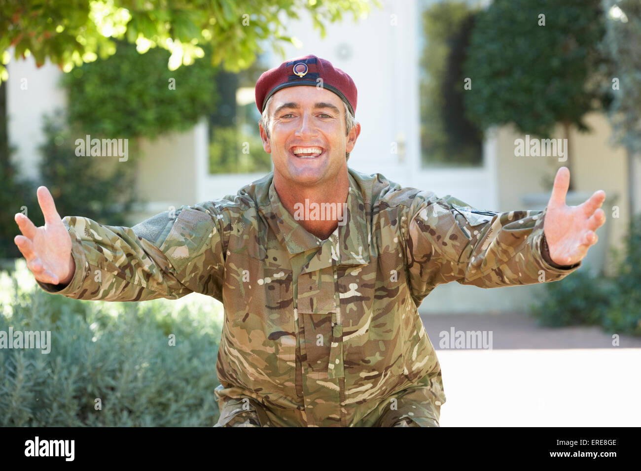 Un soldat revient au pays d'accueil dans les bras l'extension Banque D'Images