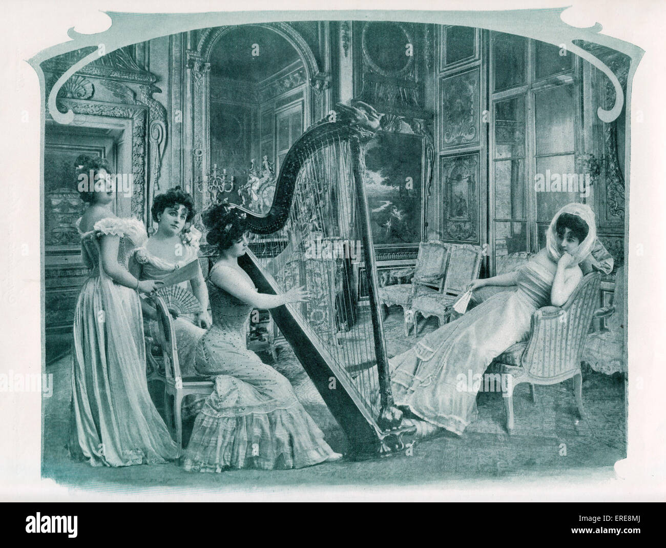 La musique de chambre" - Photographie publiée en France en 1900. Un groupe de dames élégantes de détente dans un salon bourgeois tout en Banque D'Images