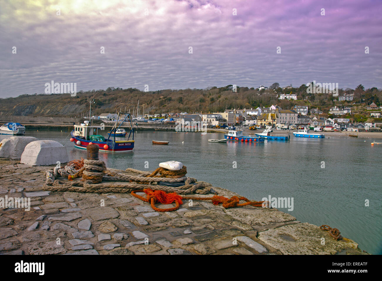Marée haute dans un port presque déserte à Lyme Regis sur la côte jurassique, Dorset, England, UK Banque D'Images