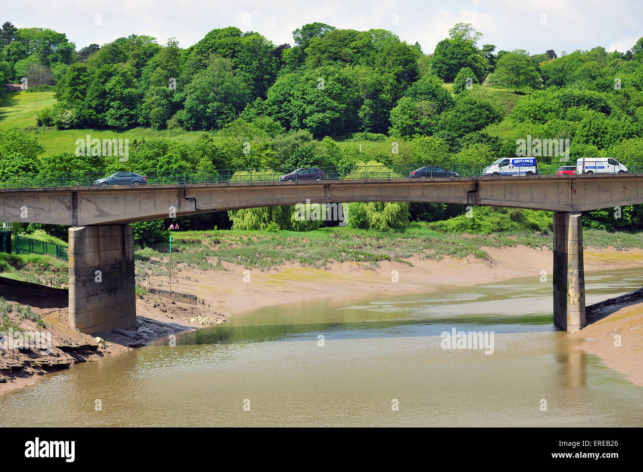 Trafic traverse la rivière Avon près de Bristol sur la A3029 Brunel Way bridge. Banque D'Images