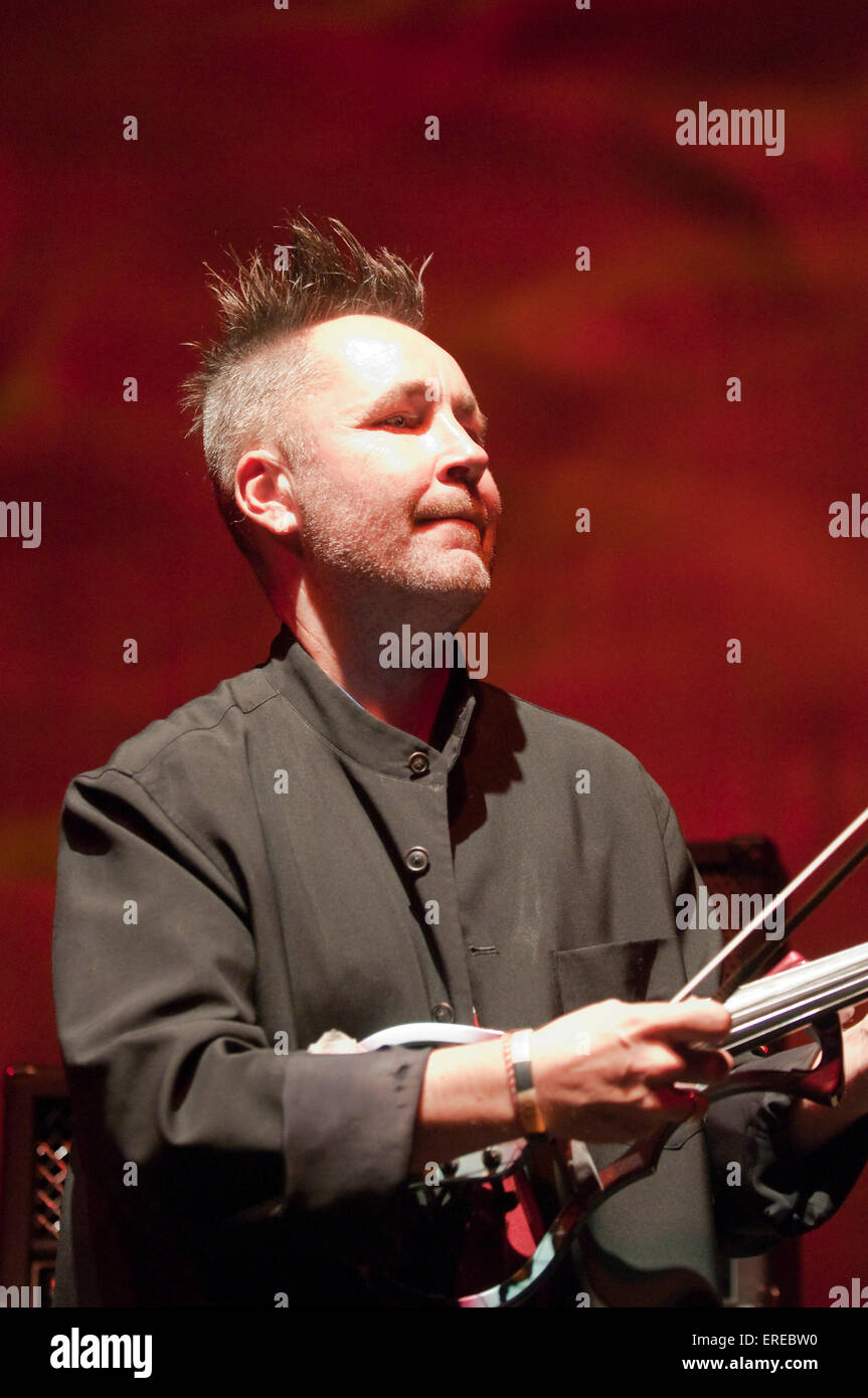 Virtuose du violon Nigel Kennedy en concert à la Cheltenham Jazz Festival. 4 mai 2009. Banque D'Images