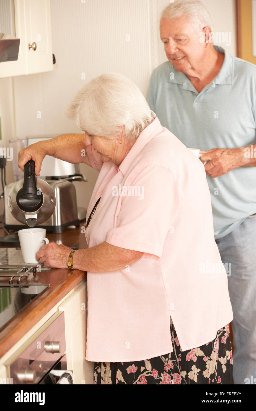 Couple retraités en cuisine Faire boisson chaude ensemble Banque D'Images