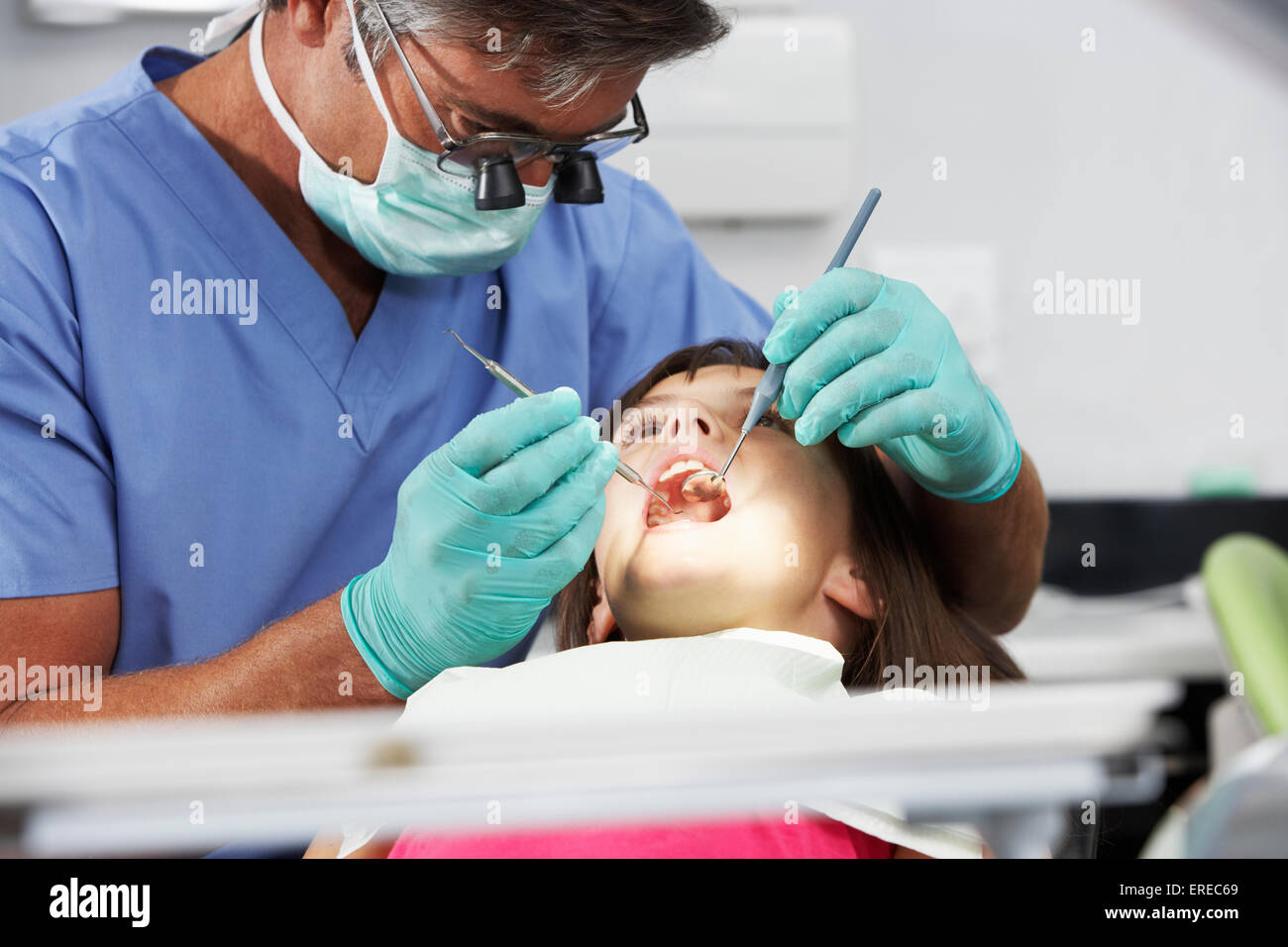 Girl vérifier avec Dentiste Banque D'Images