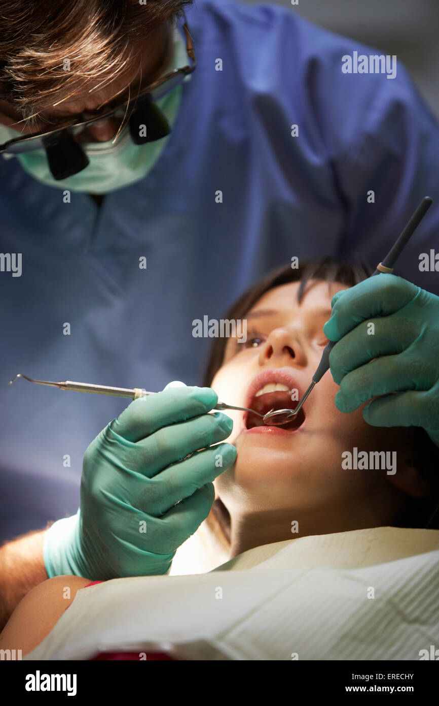 Girl vérifier avec Dentiste Banque D'Images