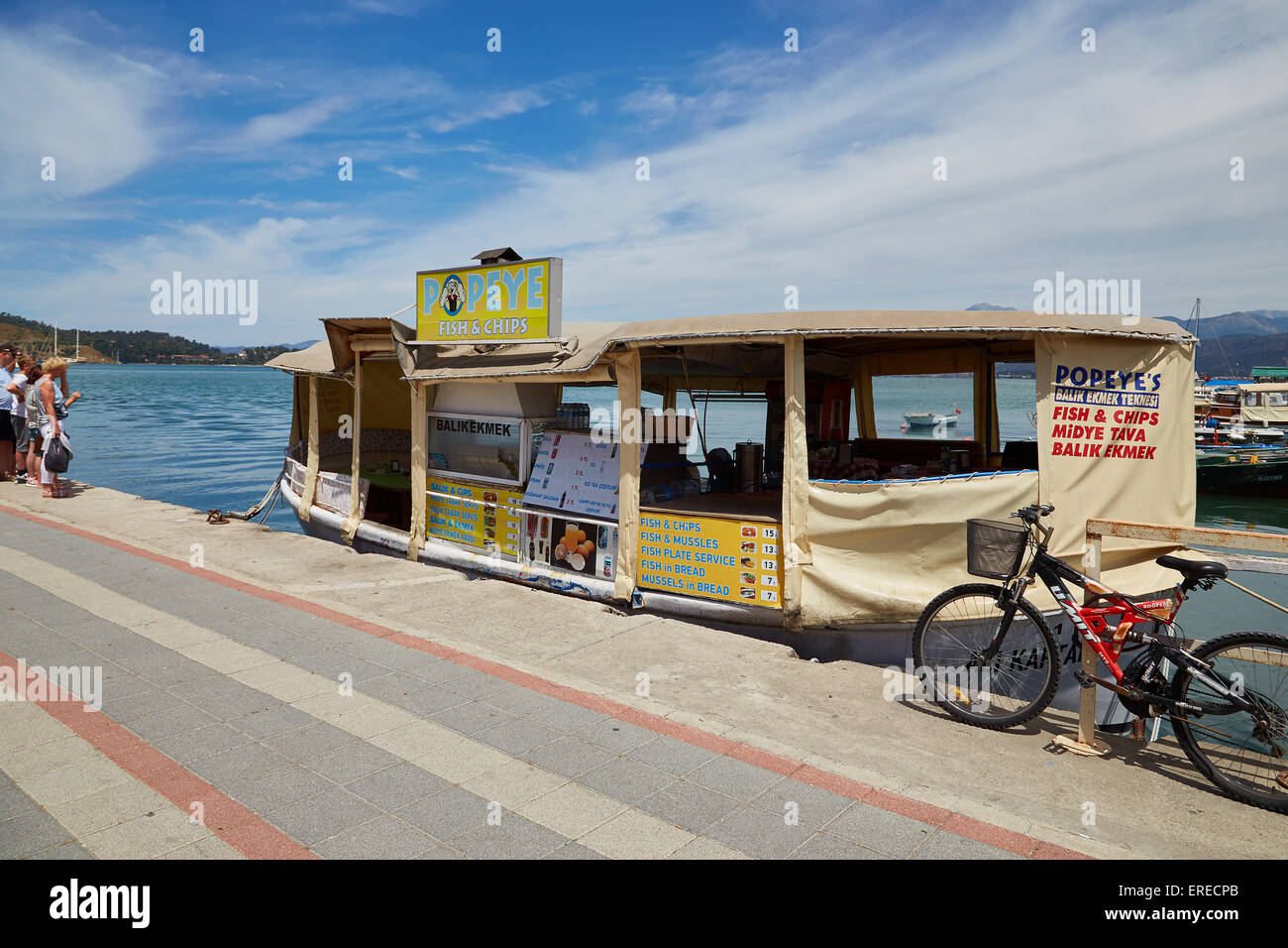 Un petit bateau appelé 'Popeye' dans le port de Fethiye, Turquie servant du poisson et des frites et autres repas et collations. Banque D'Images