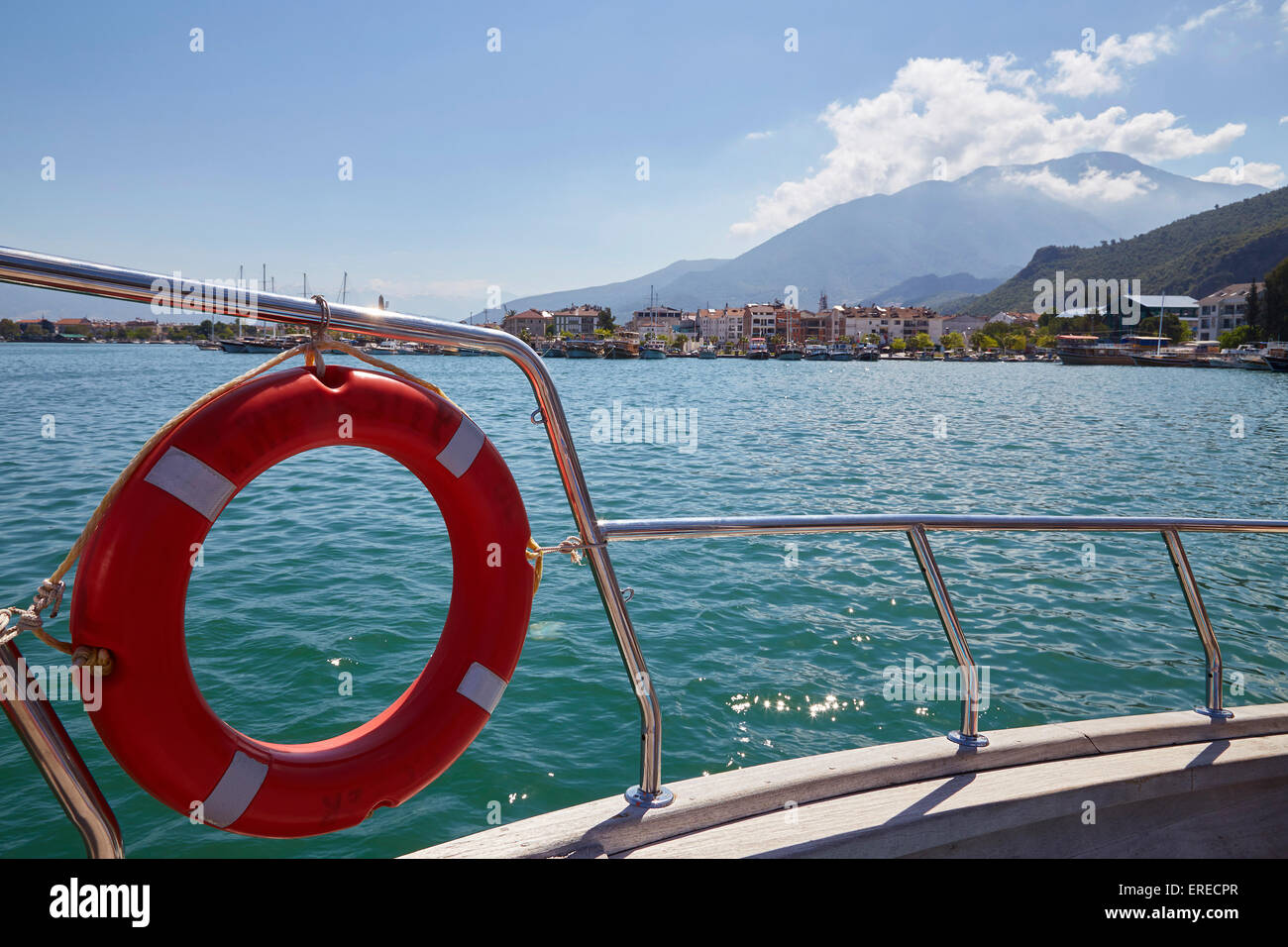 Anneau de sécurité d'une bouée à bord d'un bateau naviguant hors de Fethiye, Turquie Banque D'Images