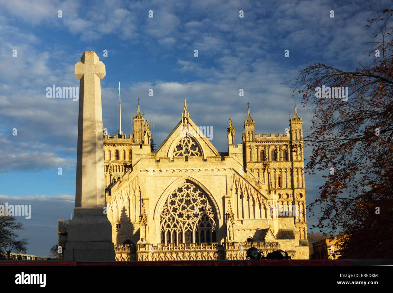 L'occident médiéval face de cathédrale d'Exeter et le mémorial de guerre allumé à la fin de l'automne la lumière. Banque D'Images