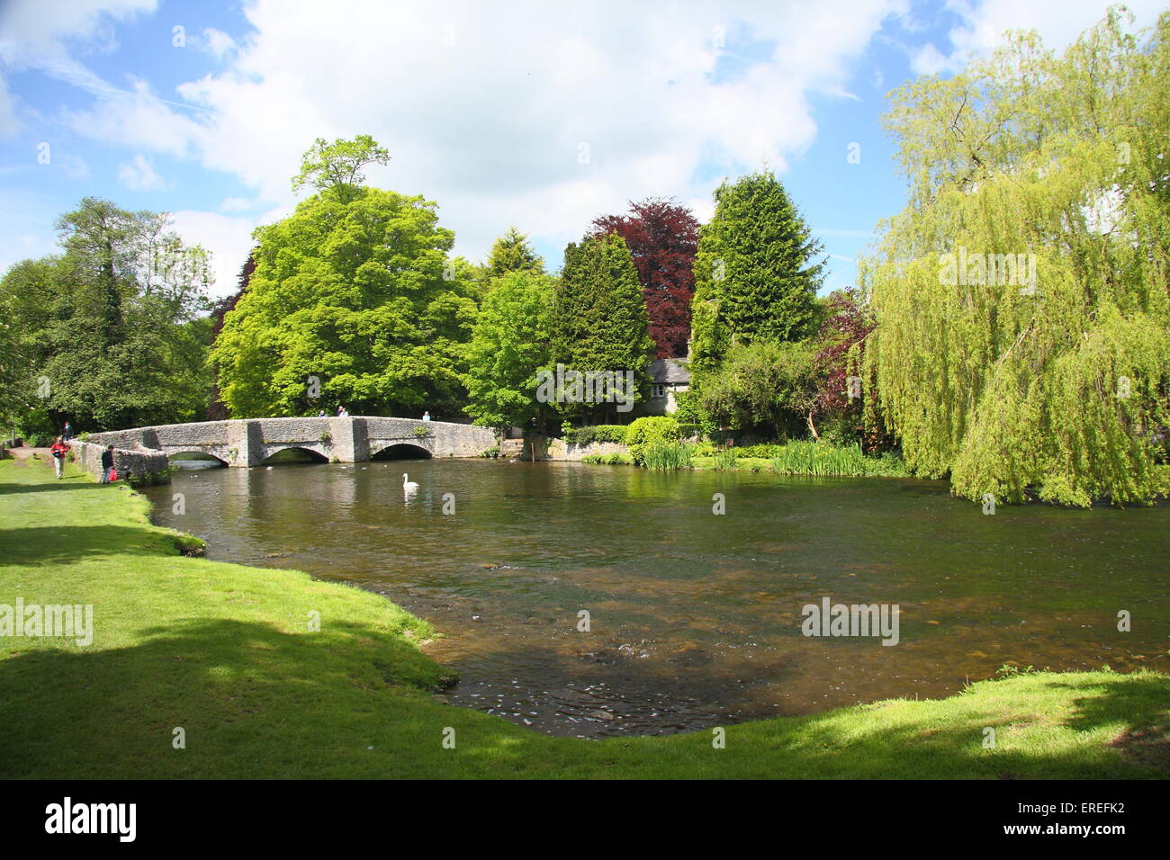 Un packhorse médiévale pont enjambe la rivière Wye Ashford au-dans-l-eau, Parc national de Peak District UK - Juin Banque D'Images