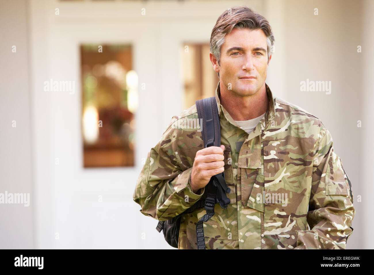 Un soldat revient au à l'unité après le congé d'accueil Banque D'Images