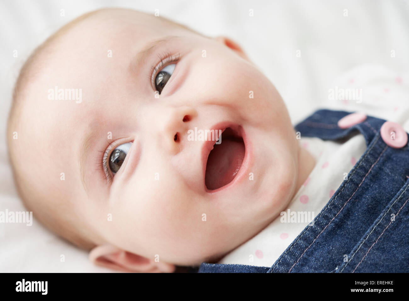 Cute Baby Girl Playing On Bed Banque D'Images