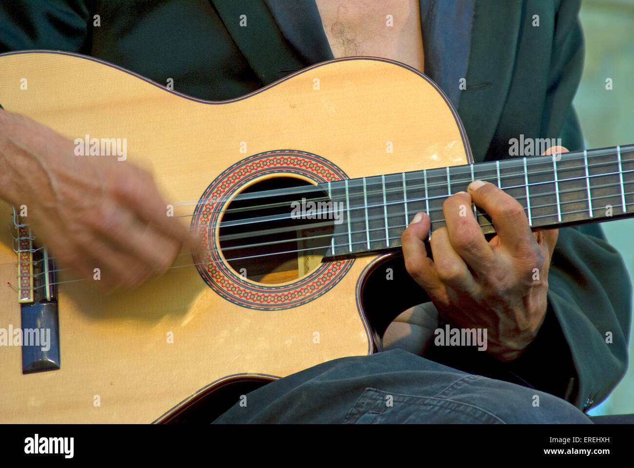 Close-up des mains du guitariste acoustique, montrant le mouvement de  gratter de la main droite. Les vibrations des cordes peuvent également être  Photo Stock - Alamy