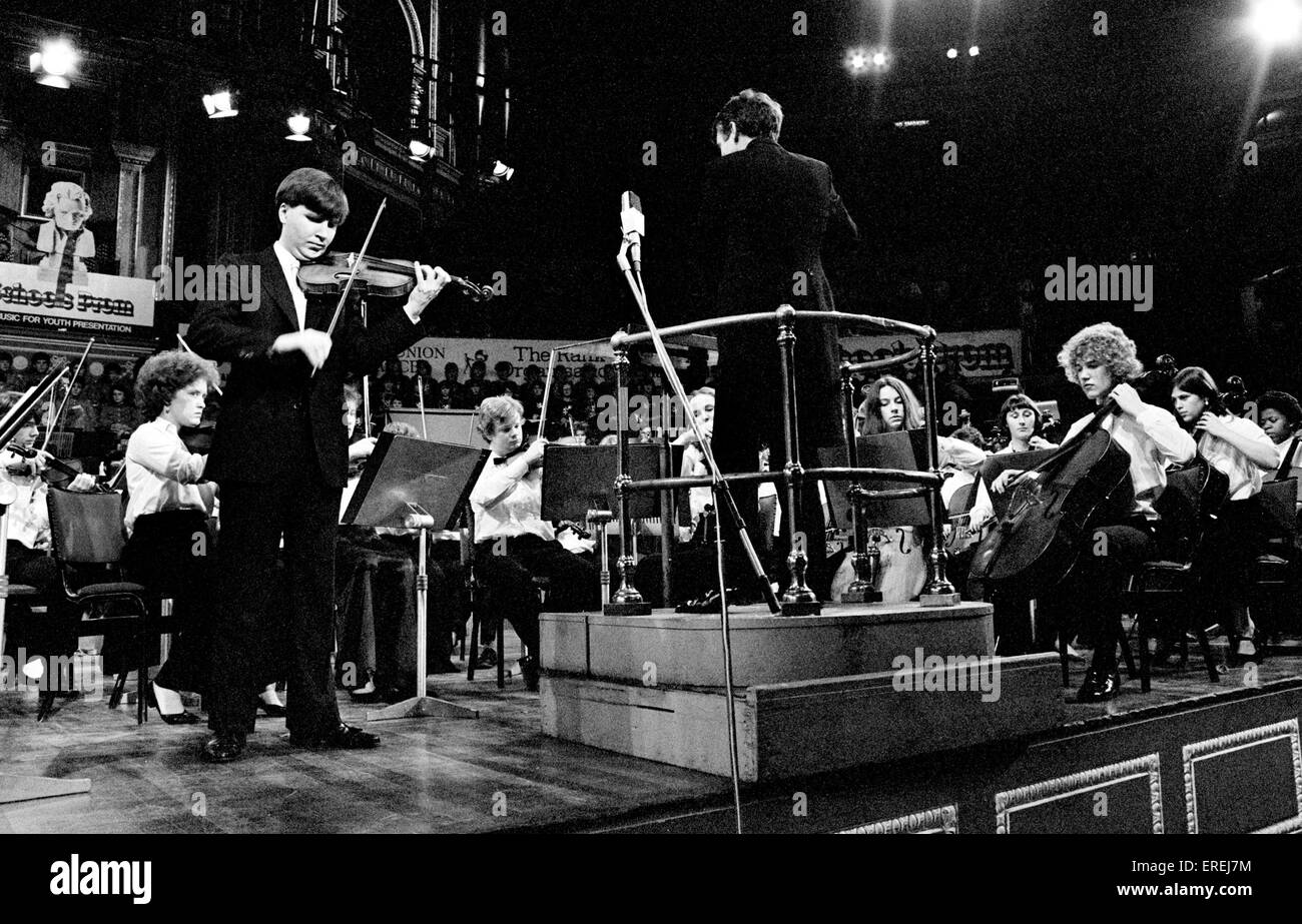 Nigel Kennedy, violoniste et altiste britannique, avec l'Orchestre des jeunes de Sheffield dans les écoles Prom, Royal Albert Hall, Londres, 1984. (B. 28 décembre 1956) Banque D'Images