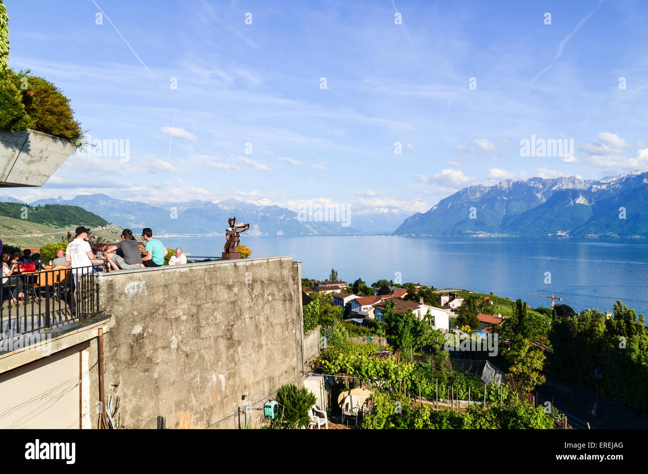 Les touristes de prendre un verre sur les berges du lac de Genève, Suisse Banque D'Images