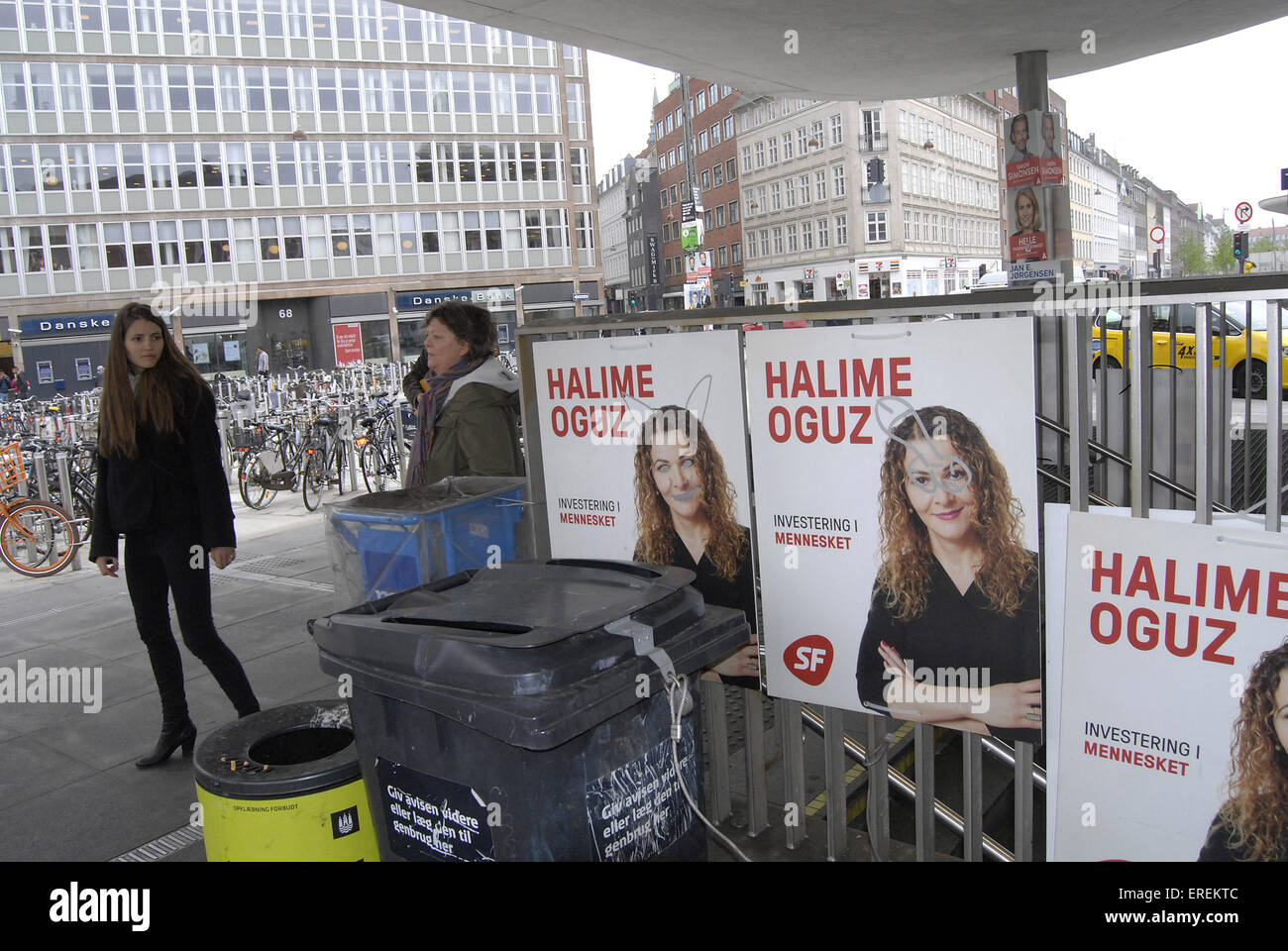 Copenhague, Danemark. 2 juin, 2015. Personne inconnue vandalisé Danish affiches électorales et a écrit sur l'un de l'écume nazi parti du peuple danois l'affiche : candidat François doyen/Alamy Live News Banque D'Images