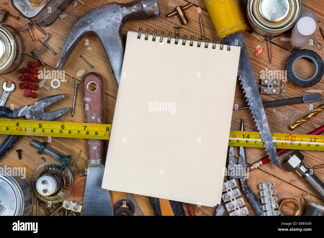 L'entretien de la maison - un désordre établi plein de vieux outils poussiéreux et des vis avec de l'espace pour le texte. Banque D'Images