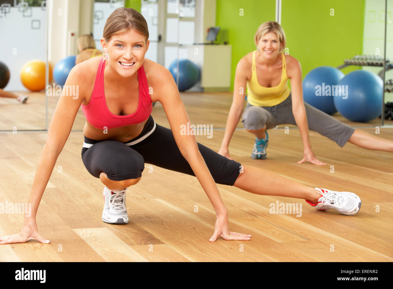 Deux femmes prenant part à la salle de sport Fitness Class Banque D'Images