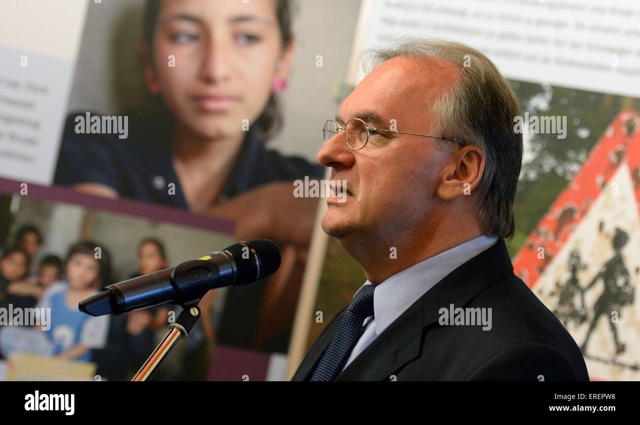 Ministre-président de Saxe-anhalt Reiner Haseloff (CDU) prend la parole à l'ouverture d'une exposition photographique sur les enfants dans les conflits armés, par les sociétés d'aide à l'organisation World Vision, dans Alttroeglitz, Allemagne, 1 juin 2015. L'événement-bénéfice pour la solidarité avec les réfugiés a pris le iteinander Fuereinander - devise "' (lit. les uns avec les autres - l'un pour l'autre) et les artistes de l'Allemagne et les USA. La ville de Troeglitz a fait la une des journaux en avril, lorsqu'un centre d'hébergement prévu pour les réfugiés a été incendiée. Photo : Hendrik Schmidt/dpa Banque D'Images