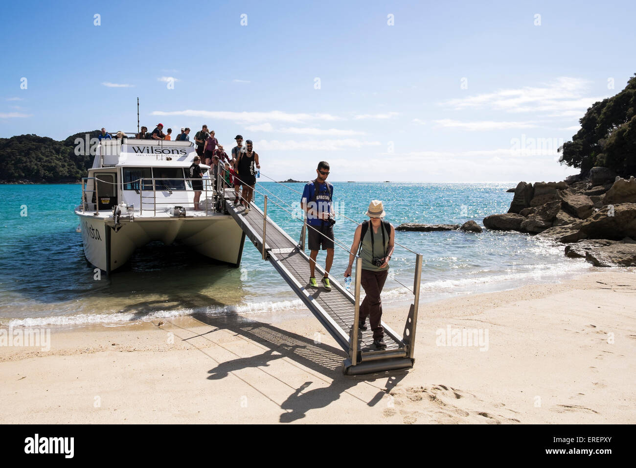 Les passagers débarquant d les Wilson water taxi sur Medlands beach pour commencer le long d'une partie de l'Abel Tasman à pied à New zeala Banque D'Images