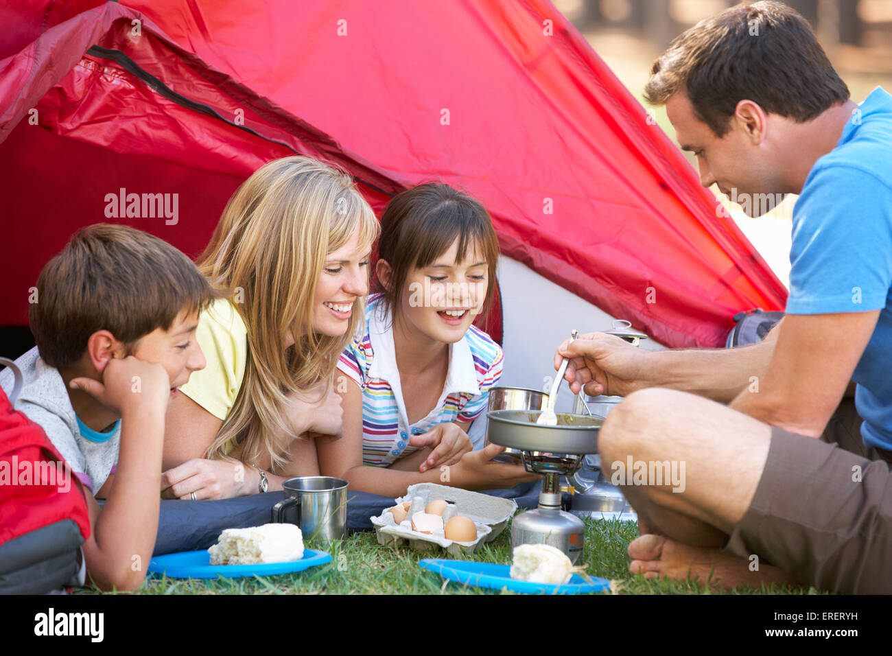 Cuisine familiale Petit-déjeuner sur Camping Holiday Banque D'Images
