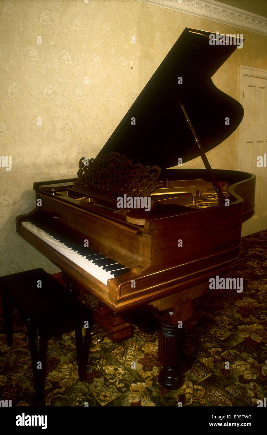 INSTRUMENTS - Clavier - PIANO (grand) Rosewood baby grand piano, avec des touches d'ivoire. Par Steinway, 1920 Banque D'Images