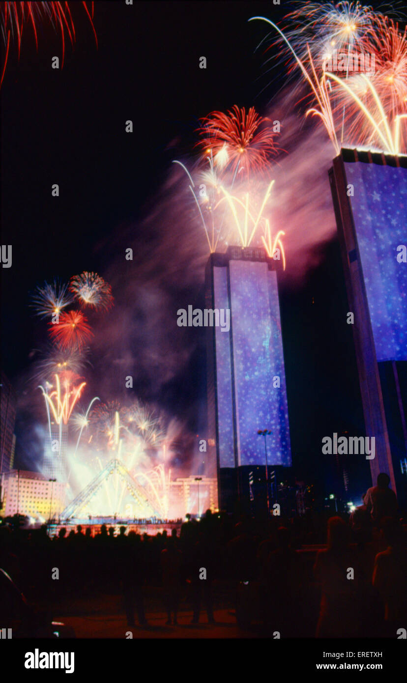 Concert donné par spectaculaire musicien français Jean-Michel Jarre à La  Défense, Paris. Le jour de la Bastille, le 14 juillet 1990 Photo Stock -  Alamy