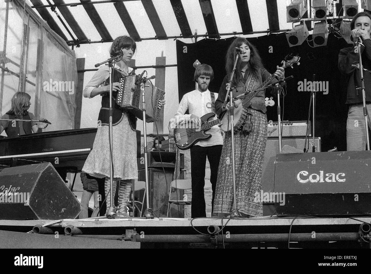 Kate et Anna McGarrigle se produiront au festival folk de juillet se réveille dans Chorley, Lancashire, le 24 juillet 1976. Soeurs. KM : Canadian folk singer- auteur-compositeur, 6 février 1946 au 18 janvier 2010. AM : : Canadian folk singer- auteur-compositeur, 4 décembre 1944- . Banque D'Images