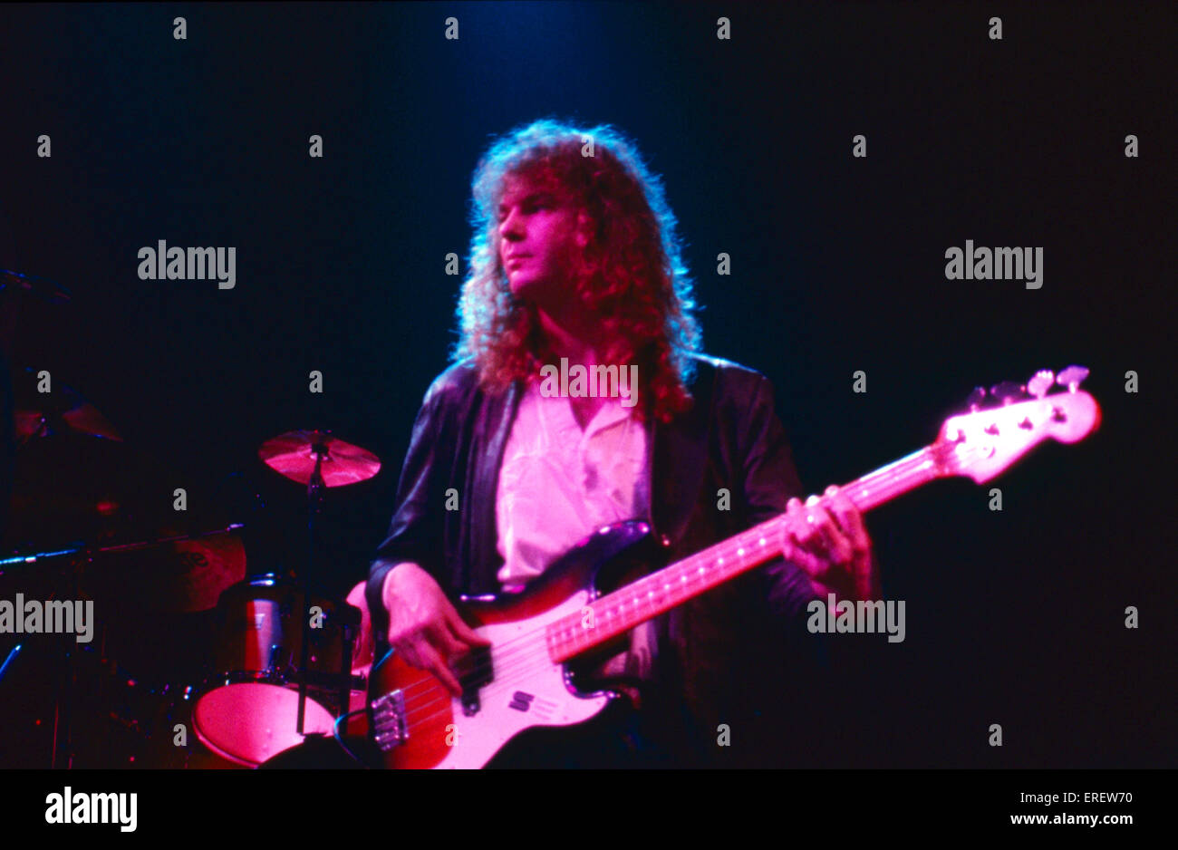 Musicien de rock Écossais Neil Murray l'exécution à un concert de charité à Londres en 1991. Né le 27 août 1950. Banque D'Images