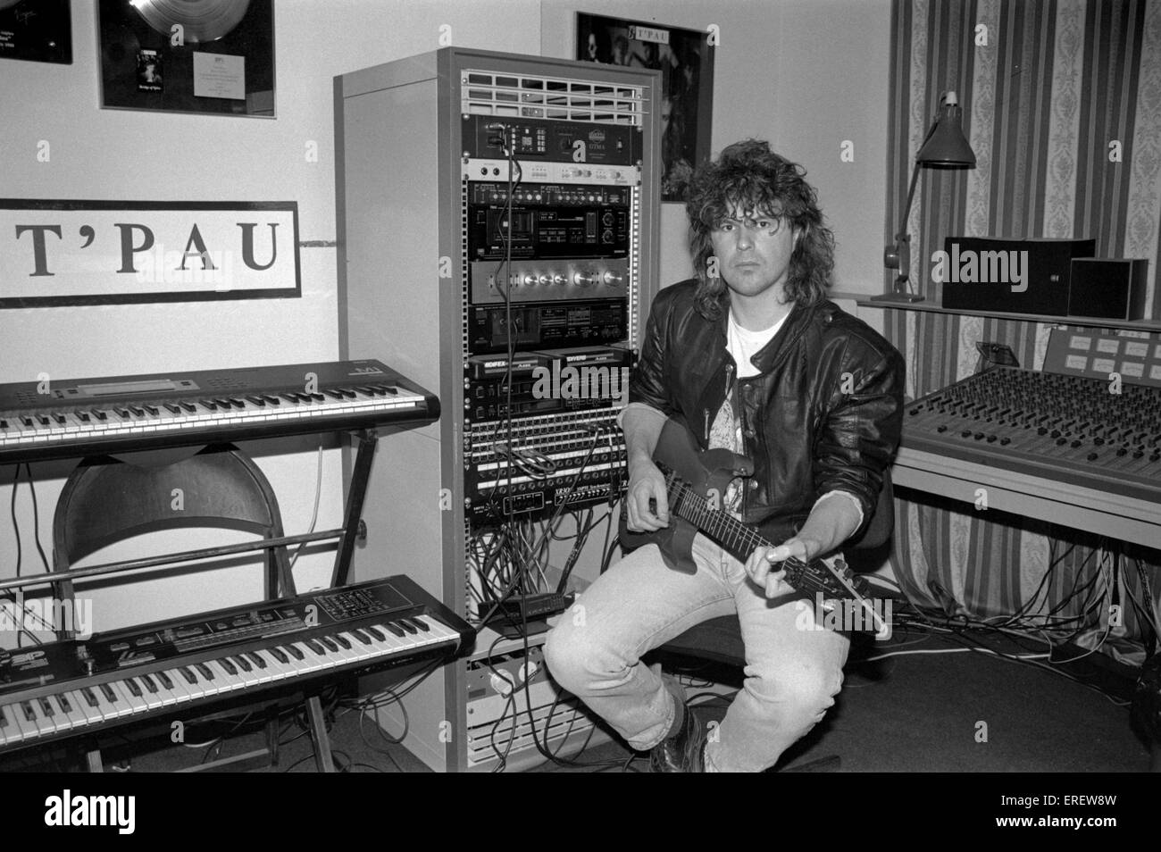 Le guitariste anglais Ronnie (Ron) Rogers - membre du groupe pop T'Pau,  représentée dans son home studio de Londres en 1989. 13 mars Photo Stock -  Alamy
