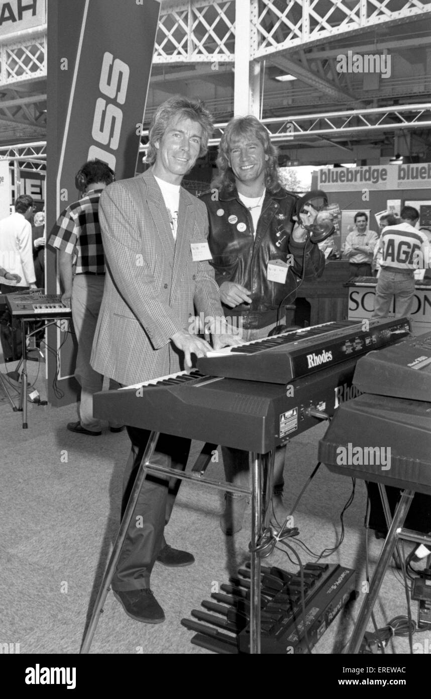 Andy Bown et Rick Parfitt OBE , membres du groupe Status Quo, essayant un clavier de la musique britannique Fair, Londres Banque D'Images