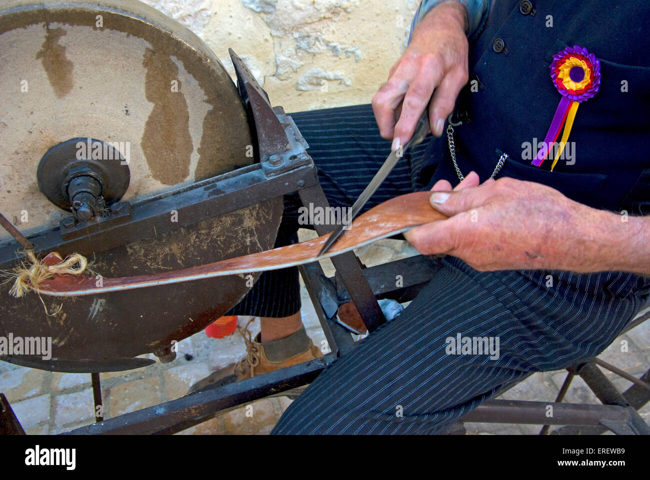 Closeup of knife grinder's hands démonstrations de techniques traditionnelles dans le village